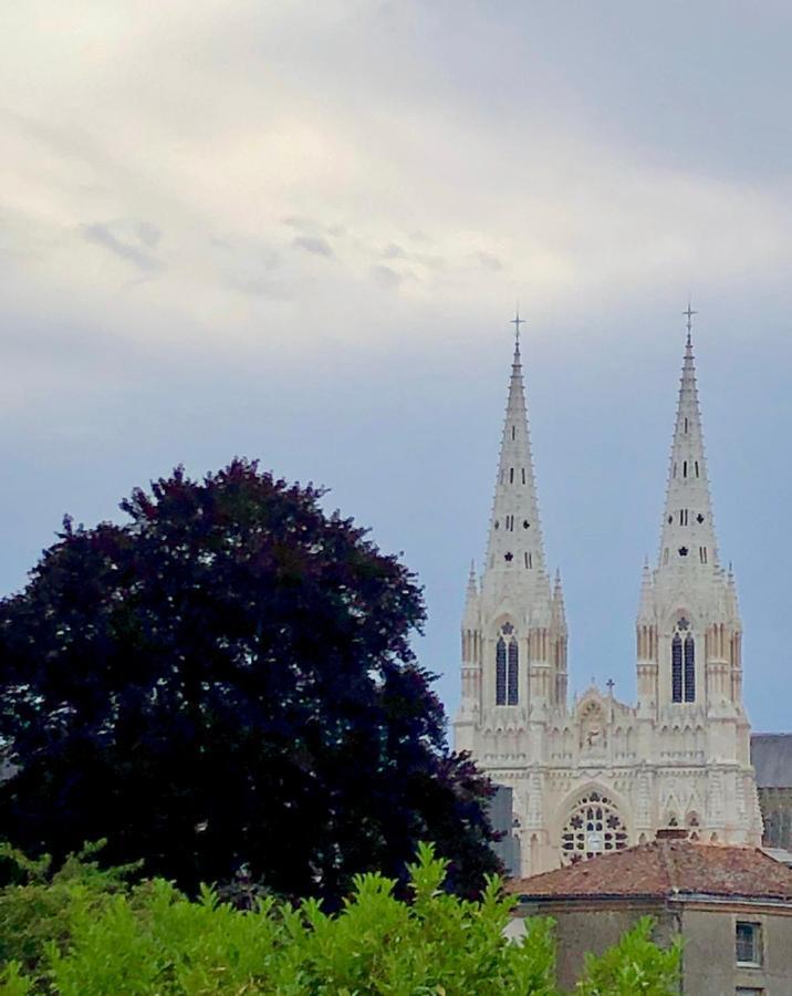 Au Rez De Jardin Hotel Cholet Eksteriør billede
